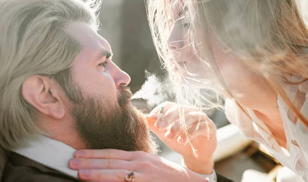 Πάθος Ζευγάρι Ρομαντικοί Αισθησιακοί Φιλί Στον Καπνό — Φωτογραφία Αρχείου