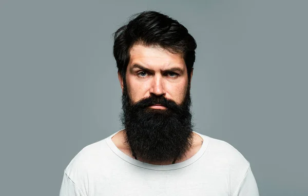 Porträtt Självsäker Seriös Man Har Skägg Och Mustasch Ser Allvarligt — Stockfoto