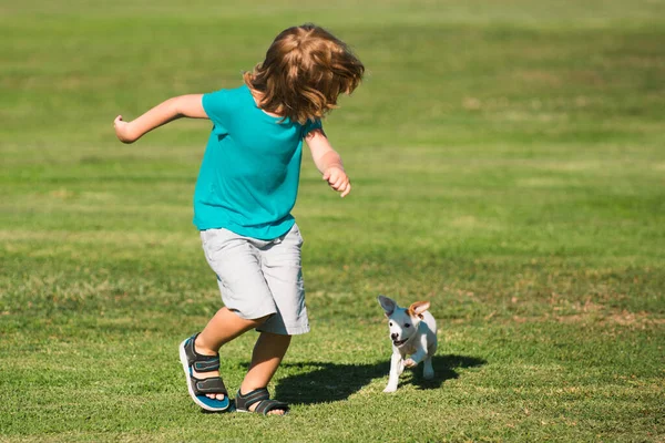 Ευτυχισμένο Παιδί Τρέχει Ένα Σκυλί Υπαίθριο — Φωτογραφία Αρχείου