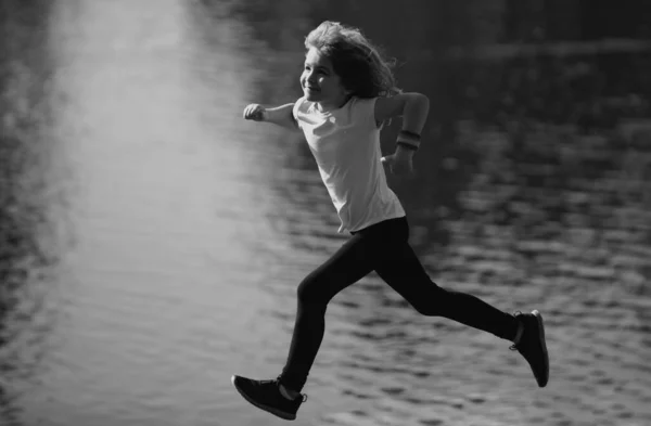 Дитячий Хлопчик Біжить Або Біжить Біля Озера Траві Парку Спорт — стокове фото