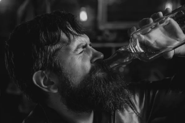 Homem Perturbado Bebedor Alcoólico Com Copo Bebendo Uísque Sozinho Triste — Fotografia de Stock