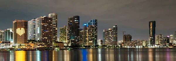 Закатная Панорама Майами Разноцветной Подсветкой Деловых Жилых Зданий Моста Заливе — стоковое фото