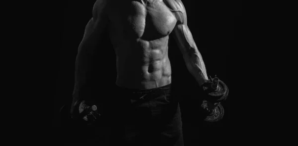 合适的男人 年轻的肌肉男赤身裸体在健身房锻炼 男子运动健将 健美运动的概念 性感的孢子体 有哑铃的男人 — 图库照片