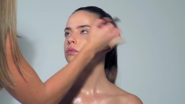 화장하는 예술가는 화장용 화장을 아름다움의 메이크업 마스터와 모델걸 만들어 아름다운 — 비디오
