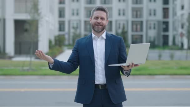 Close Retrato Livre Homem Negócios Confiante Trabalhando Laptop Rua Negócios — Vídeo de Stock