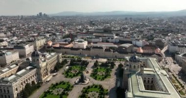 Avusturya 'daki Viyana hava manzarası, Avrupa' nın en ünlü başkentleri. Tarihi şehir merkezinin yanından geçiyor. Viyana şehir merkezine yakın eski binalar