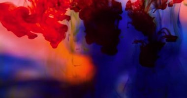 Soyut şekildeki renkli lekeler, renkli mürekkep damlaları. Suda akrilik renkli boya. Sıvı dumanlı sanat duvar kağıdı. Soyut renkli arkaplan