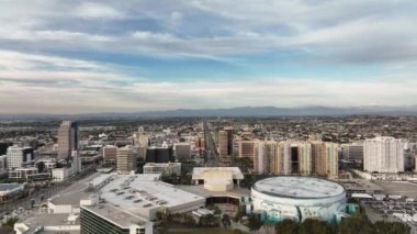 Long Beach California 'da. Long Beach ufuk çizgisinin havadan görünüşü. Long Beach CA 'nın insansız hava aracı görüntüsü. Los Angeles, Long Beach California