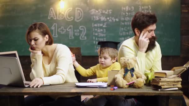 Die Familienschule Familie Mit Kleinem Jungen Liest Buch Spielzimmer Klasse — Stockvideo