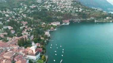 İtalya 'da Como Gölü. Como Gölü 'nün panoramik hava manzarası. Temiz su, dağlar ve mavi gökyüzü. Doğa manzarası. İtalya 'ya seyahat