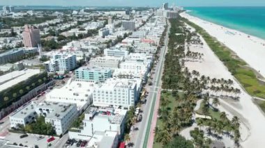Okyanus yolu, Collins Bulvarı, Miami, hava manzaralı. Miami Sahili 'nin havadan görüntüsü. Güney Sahili, Miami Sahili. Florida mı? Haulover Parkı. Miami Plajı 'nda bulutlu gökdelenlerin hava manzarası