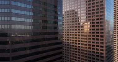 Los Angeles banliyölerindeki gökdelenlerin ve caddelerin üzerinden uçan hava aracı