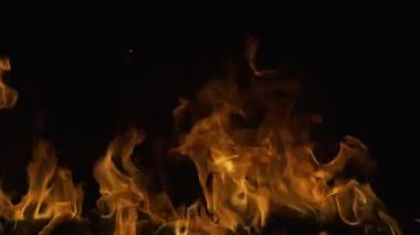 Siyah arka planda yangın alevleri. Ateş, izole edilmiş, soyut bir yapı. Parlak ışık alevi