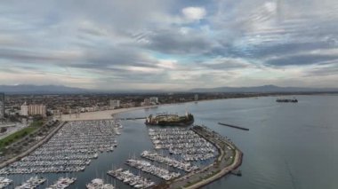 Long Beach Long Shoreline Marina çevresindeki hava manzarası. Long Beach ufuk çizgisinin havadan görünüşü. Long Beach CA 'nın insansız hava aracının üst görüntüsü