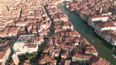 Venedik, İtalya 'nın havadan görünüşü. Basilica di Santa Maria della Salute, Büyük Kanal. Venedik silueti. Venedik Panoraması. İnsansız hava aracıyla Venezia Venezia hava manzarası. İtalya seyahat ve turizm