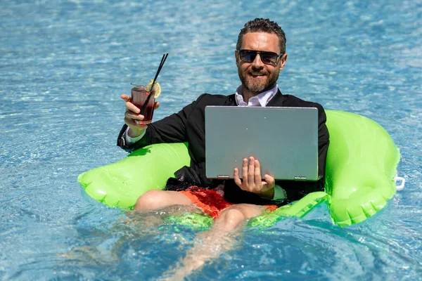 Funny Businessman Suit Drink Summer Cocktail Using Laptop Sea Beach — Stock Photo, Image