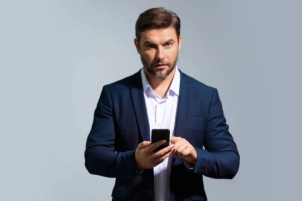 Pria Berjas Bisnis Menonton Ponsel Tampan Memakai Pakaian Formal Menggunakan — Stok Foto