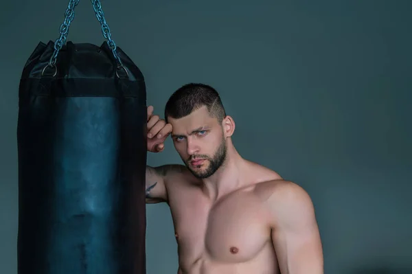 Starker Junger Mann Boxt Fitnessstudio Sportliches Männertraining Mit Boxsack Boxsack — Stockfoto