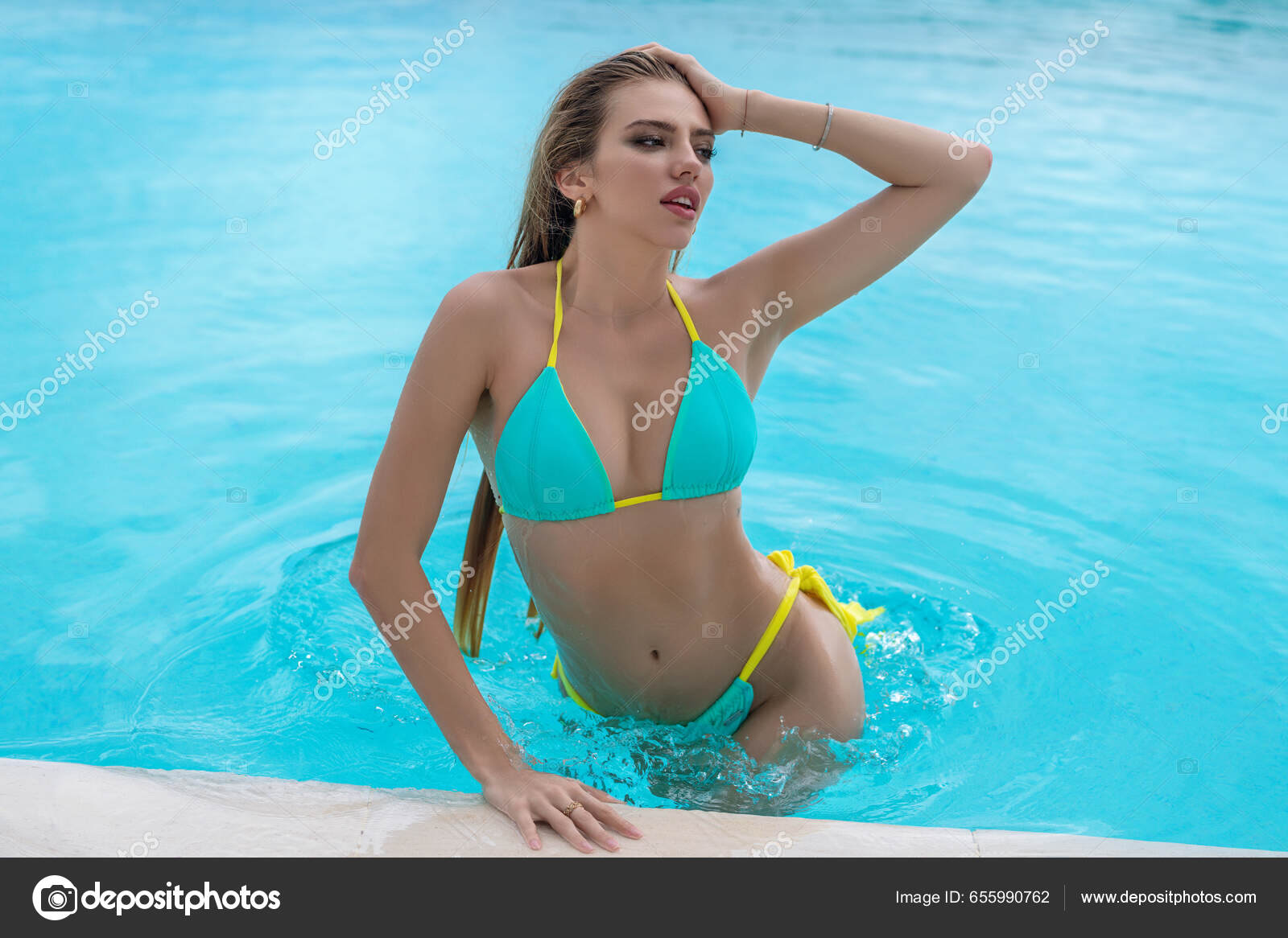 Beautiful Young Woman Model Bikini Swimming Pool Sexy Posing Poolside –  stockfoto © Tverdohlib.com #655990762