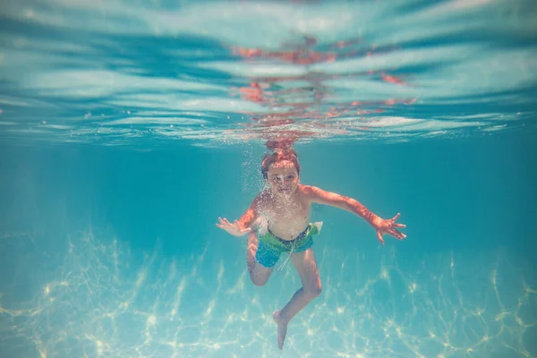Kind Spelen Het Zwembad Kinderen Vakantie Vakantie Concept Zomer Kind — Stockfoto