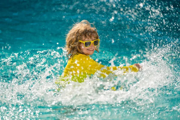 Aufgeregtes Kinderschwimmen Kleines Kind Das Blauen Wasser Eines Swimmingpools Einem — Stockfoto