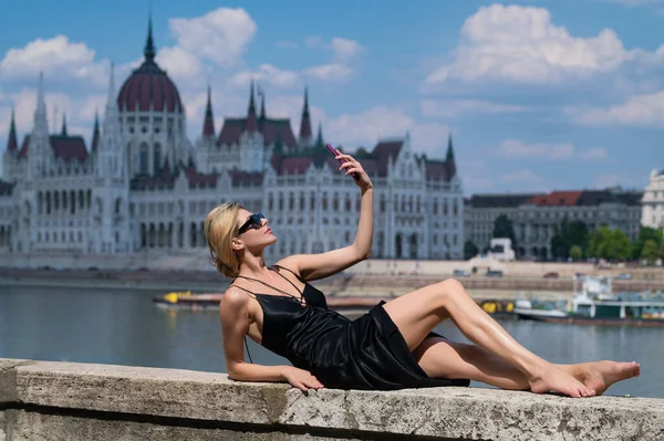 Femme Sexy Mode Robe Élégante Posant Près Parlement Budapest Hongrie — Photo
