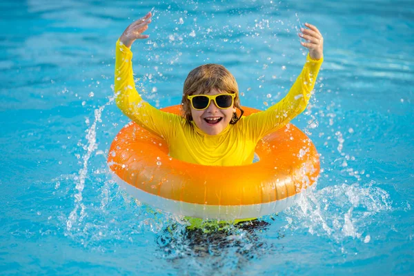 Malý Chlapec Gumovým Kroužkem Bazénu Léto Zábavy Malý Kluk Plaval — Stock fotografie