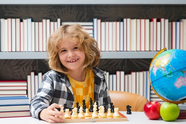 Hrát Šachy Dítě Přemýšlí Šachovnice Učení Výchova Dětí Dítě Děti — Stock fotografie