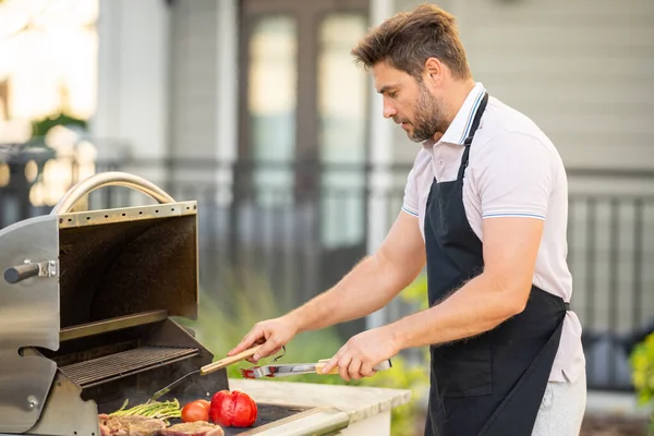 Schöner Mann Beim Grillen Freien Mann Kocht Leckeres Essen Auf — Stockfoto