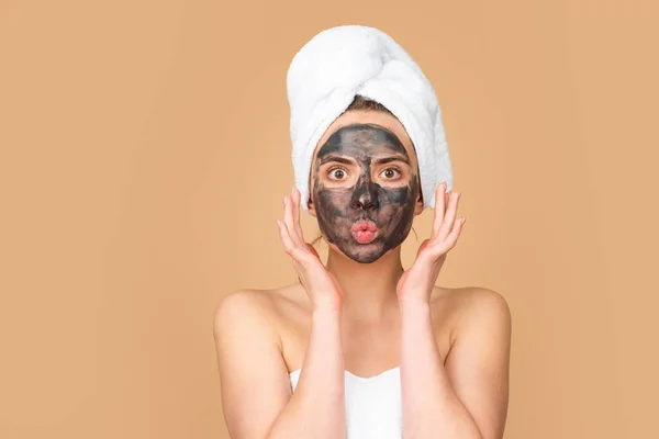一个戴着面部泥面罩的漂亮女人的近照 护肤面膜及防老化效果 工作室背景 抗衰老霜 面部治疗 — 图库照片