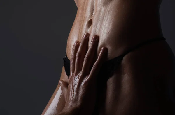感官接触完美的裸体身体 男人摸女人性感的裸体 男人的手摸女人的肚子性感的性感女孩和男性的手 性感性感模特赤身裸体接近男人 性感的触摸 — 图库照片
