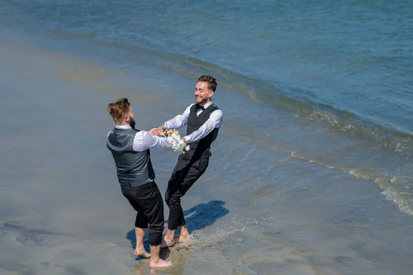 Los Novios Gay Caminando Juntos Playa Del Mar Durante Día — Foto de Stock