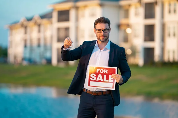 Husförsäljare Fastighetsmäklare Håller Skylt Till Salu Bostäder Projektet Köp Och — Stockfoto