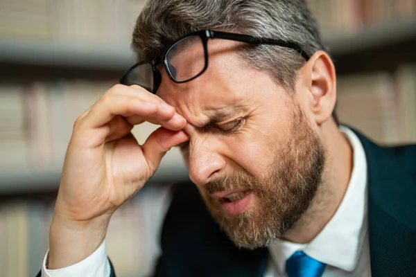 Nahaufnahme Des Gestressten Mannes Mit Kopfschmerzen Migräne Überlasteter Mann Mit — Stockfoto