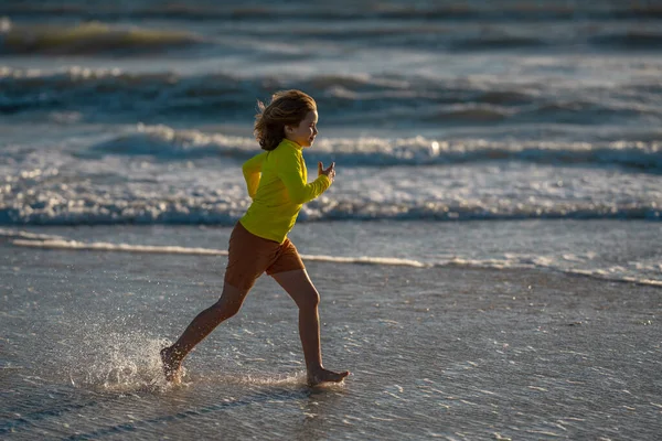 Güneşli Bir Yaz Gününde Islak Sahilde Koşan Kaygısız Küçük Çocuk — Stok fotoğraf
