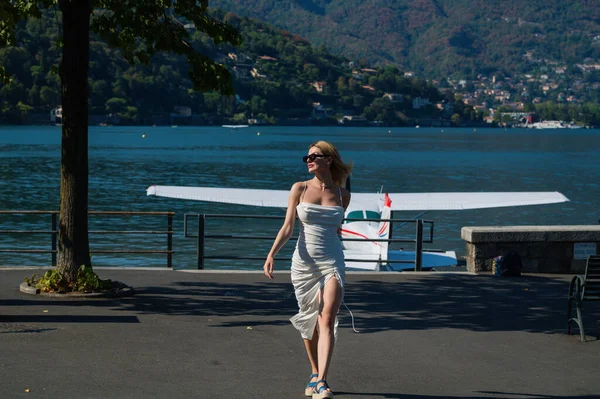 Woman Walking Lake Como Italy Girl Sexy Dress Lake Como — Stock Photo, Image