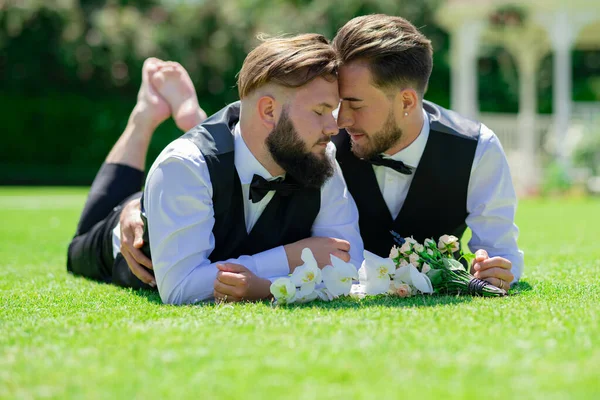 Gay Paar Leggen Gras Trouwdag Romantische Mannen Huwelijk Van Hetzelfde — Stockfoto