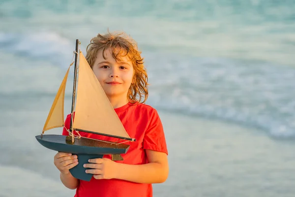 Kid Jogar Com Brinquedo Barco Vela Viagem Verão Férias Crianças — Fotografia de Stock