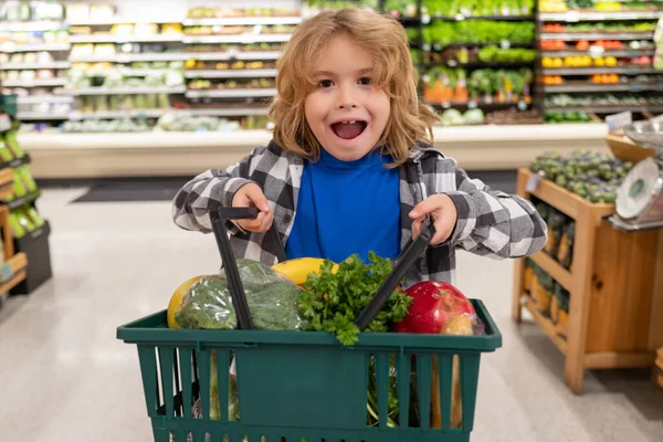 Nakupování Slevy Prodej Chlapec Nákupním Košíkem Dítě Obchodě Koncept Supermarketu — Stock fotografie