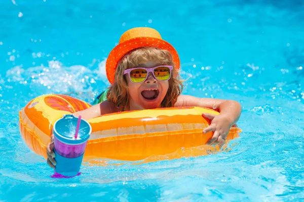 孩子们在游泳池里带着充气玩具圈 孩子们暑假 为浮游的孩子游泳 海滩和水的乐趣 — 图库照片