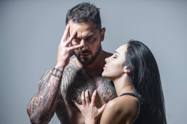 Güzel bir çift. Seksi kadın ve erkek. Duygusal çift kucaklaşması, tutku ve şehvet. Romantik çiftin baştan çıkarma flörtü. Seksi hassas anlar. Romantik, çekici, şehvetli, birbirine aşık bir çift.
