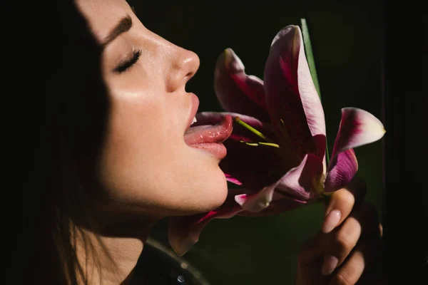 Valentijnsdag Schoonheidsmeisje Likt Lelie Met Tong Mooie Sensuele Vrouw Bloemen — Stockfoto
