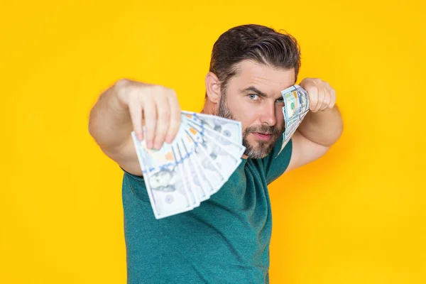 Retrato Hombre Afortunado Sosteniendo Billetes Efectivo Estudio Amarillo Buena Suerte — Foto de Stock