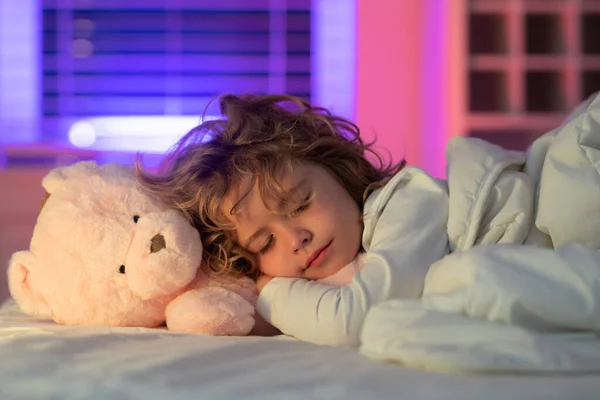 孩子们正享受着甜蜜的梦孩子们小睡一下小孩和玩具玩具玩具玩具熊睡在床上 睡在床上舒服的床垫上 健康睡眠的概念 柔软的枕头 舒适舒适的床 — 图库照片