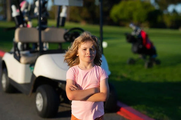 Kölyök Golf Parkban Golfkocsi Mellett Gyerek Nyári Vakáció Életmód Portré — Stock Fotó