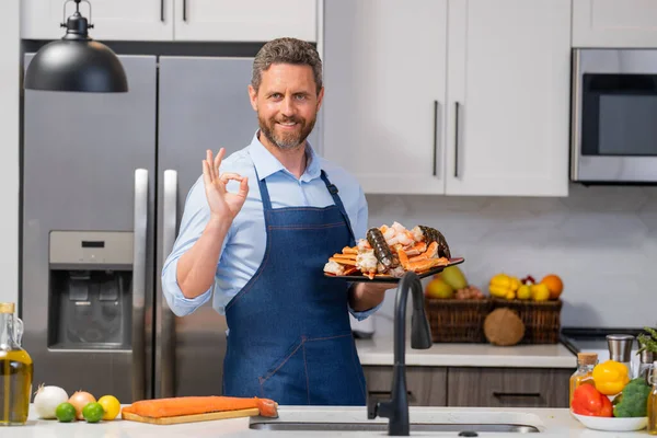 Porträt Eines Glücklich Lächelnden Mannes Kochschürze Der Der Küche Frische — Stockfoto