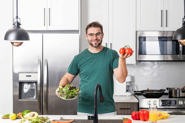 Muž Zeleninovým Salátem Kuchyni Muž Vaří Veganský Zdravý Salát Kuchyni — Stock fotografie