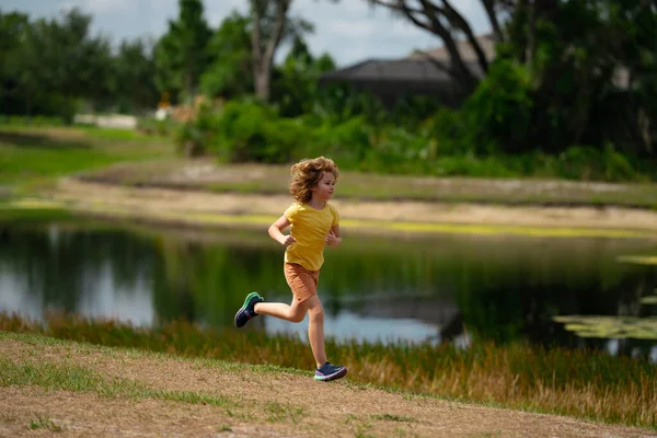 거리를 달리는 귀여운 아동기 그리고 사람들의 공원의 야외에서 금발의 스포츠와 — 스톡 사진