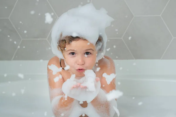 洗发水和泡泡泡在洗发水里 面带微笑的孩子的画像 头发护理和卫生的概念 孩子们洗头要留长发 洗头洗头 — 图库照片