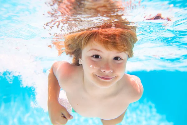 Sommerkinder Wasser Pool Unter Wasser Lustige Kinder Stehen Unter Wasser — Stockfoto